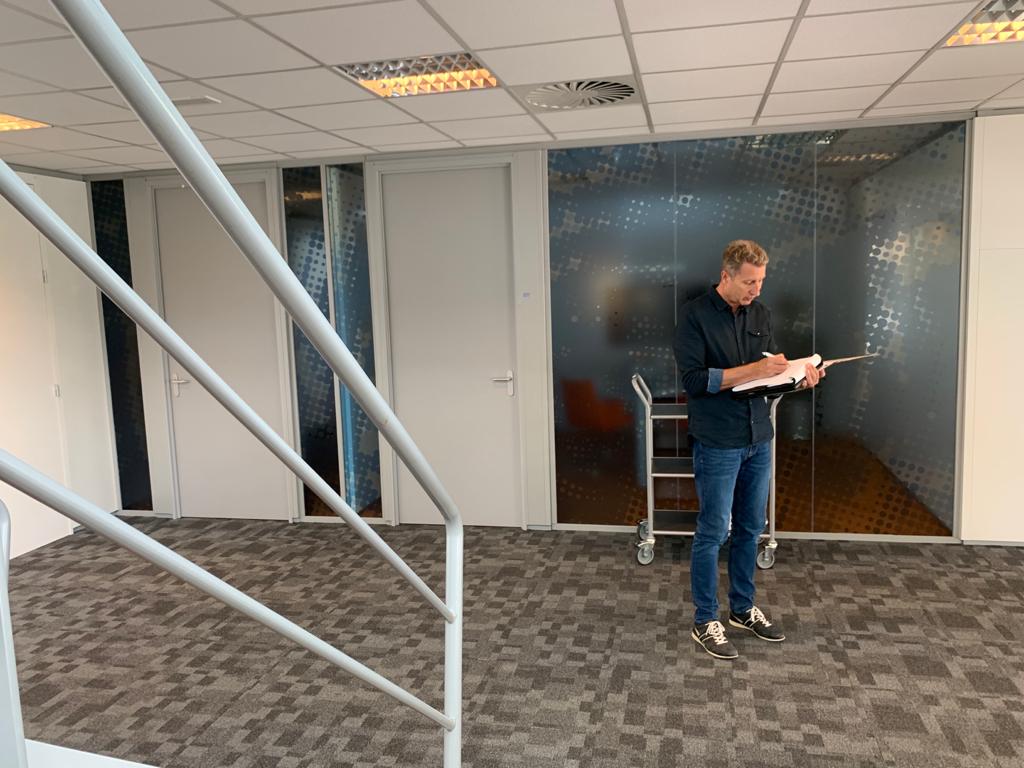 Binnenschilderwerk bij Maaq Interieur / Relatics en man staat het te controleren