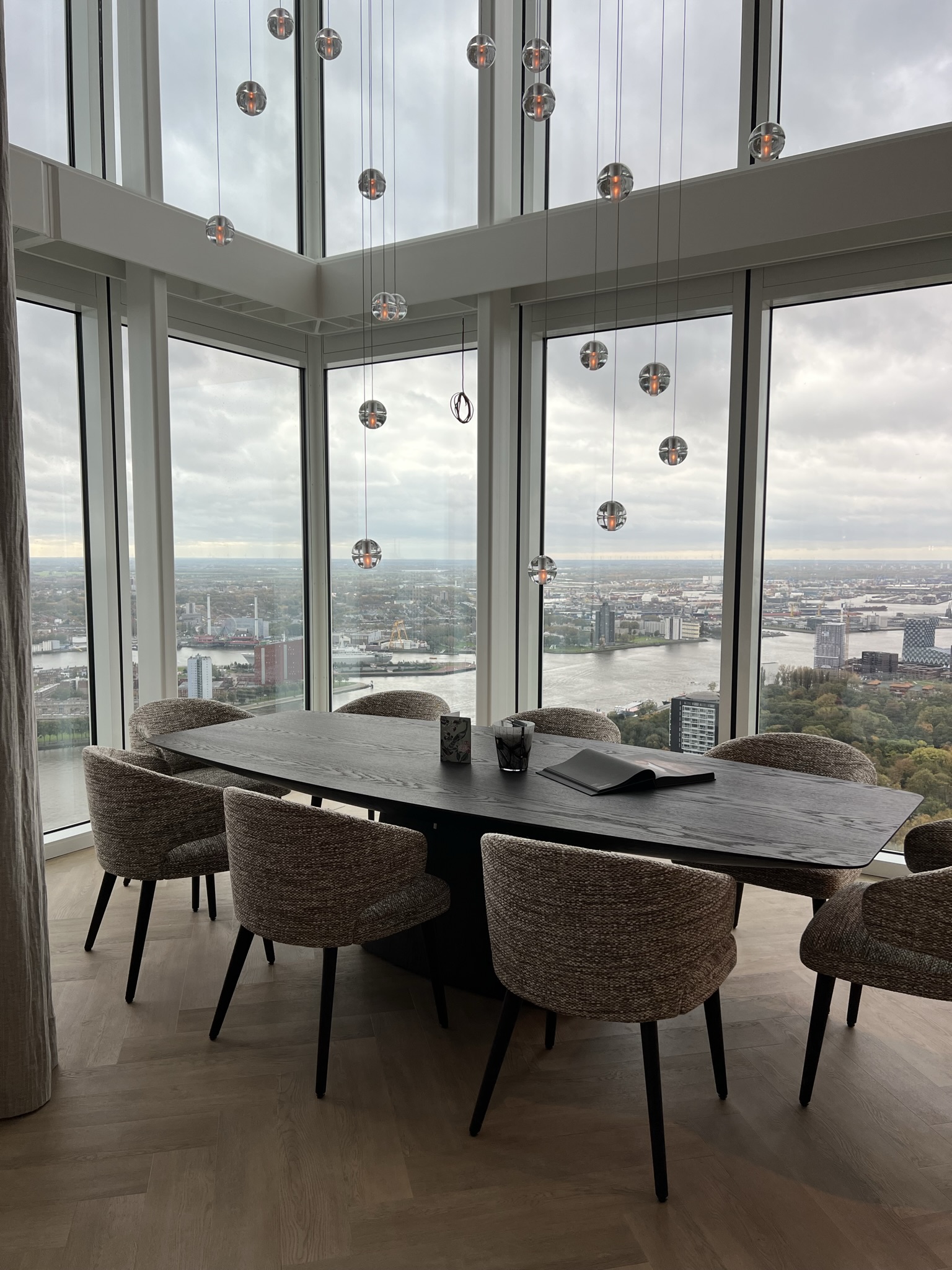 Uitzicht vanaf Zalmtoren Rotterdam met 6 persoonstafel en 8 stoelen
