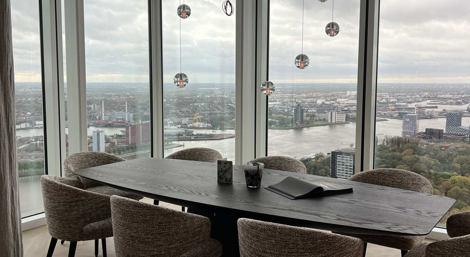Zalmtoren uitzicht Rotterdam vanaf ruimte met ramen