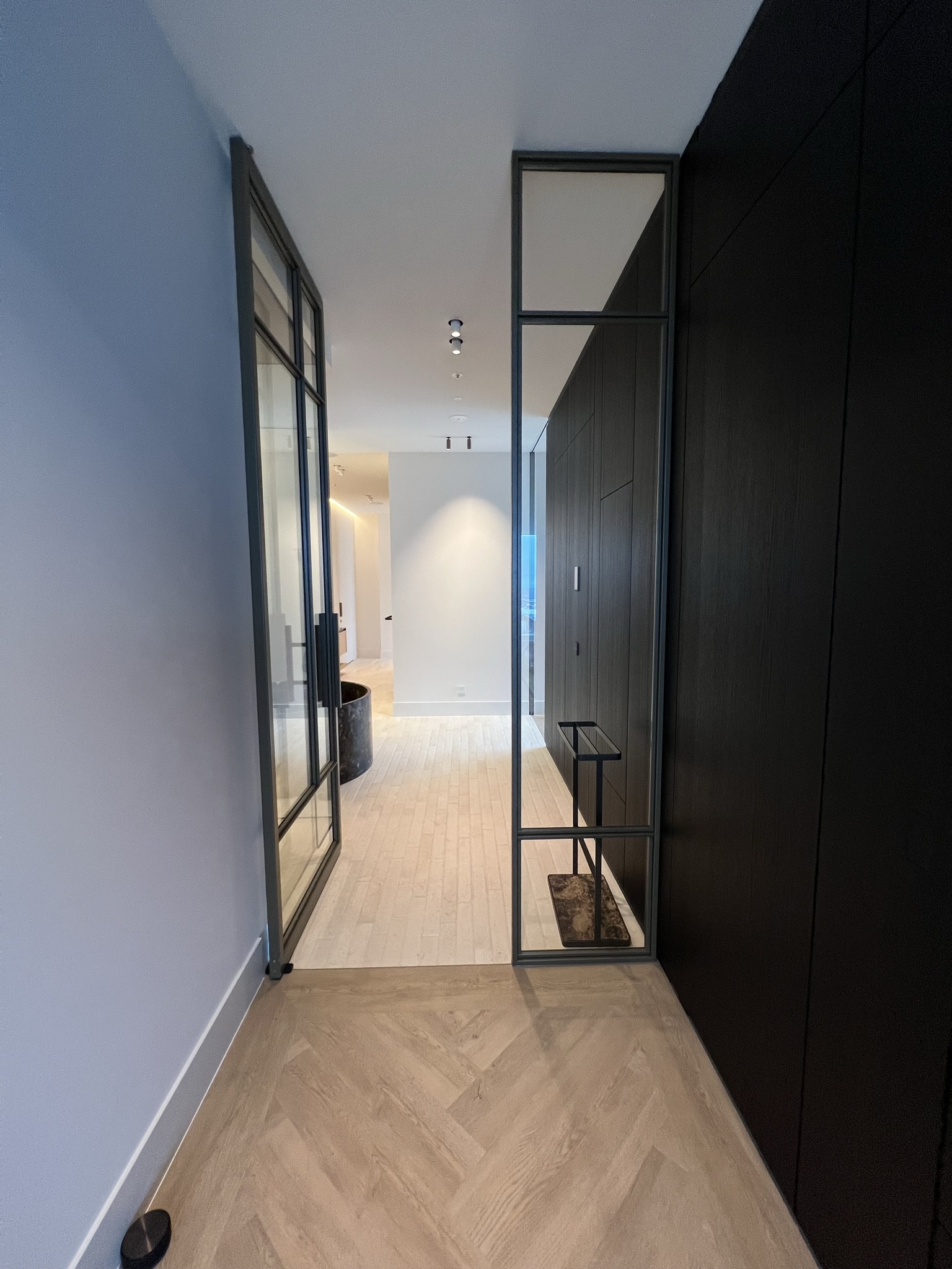 Binnenschilderwerk hal in de Zalmtoren Rotterdam