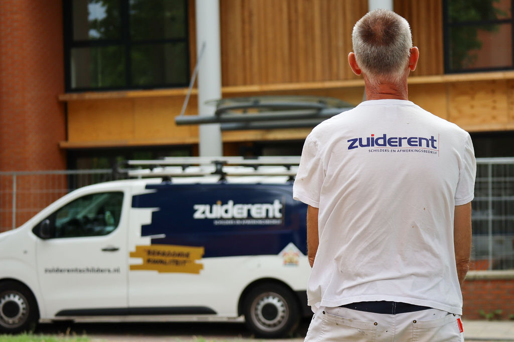 Zuiderent schilder op werklocatie met werkbus op de achtergrond