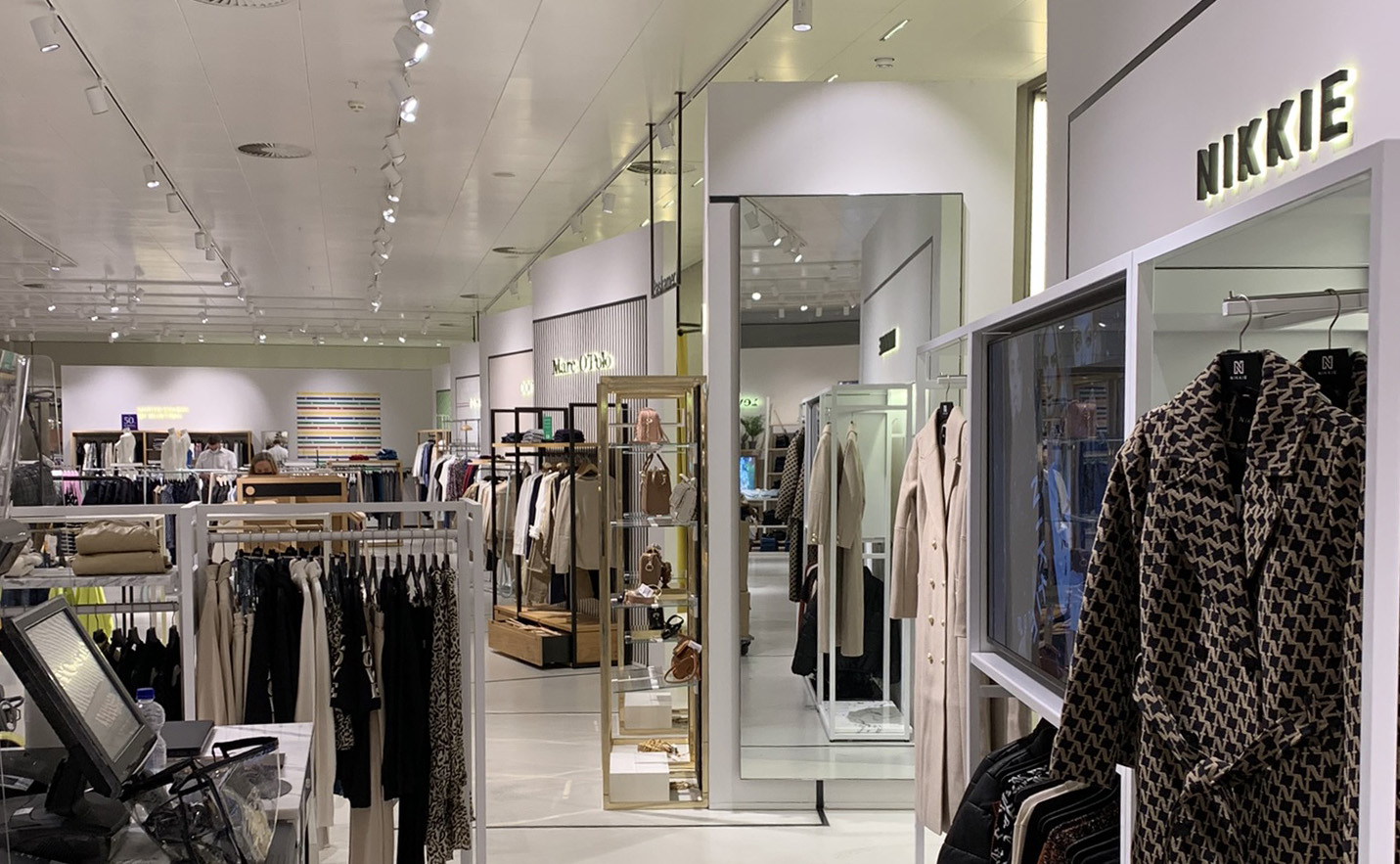 Binnenschilderwerk bij de Bijenkorf Rotterdam door Zuiderent