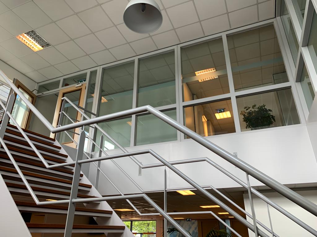 Binnenschilderwerk bij trap en deuren bij Maaq Interieur / Relatics uitgevoerd door Zuiderent