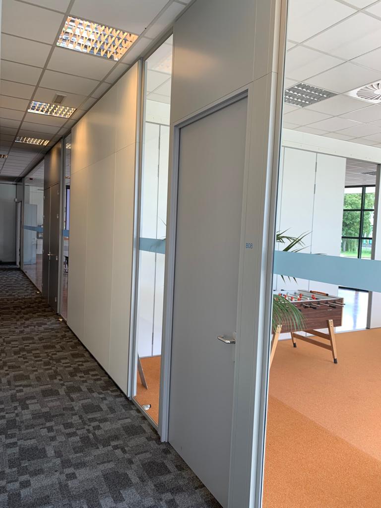 Hoge deur/muur Binnenschilderwerk project Maaq Interieur/Relatics in Ridderkerk