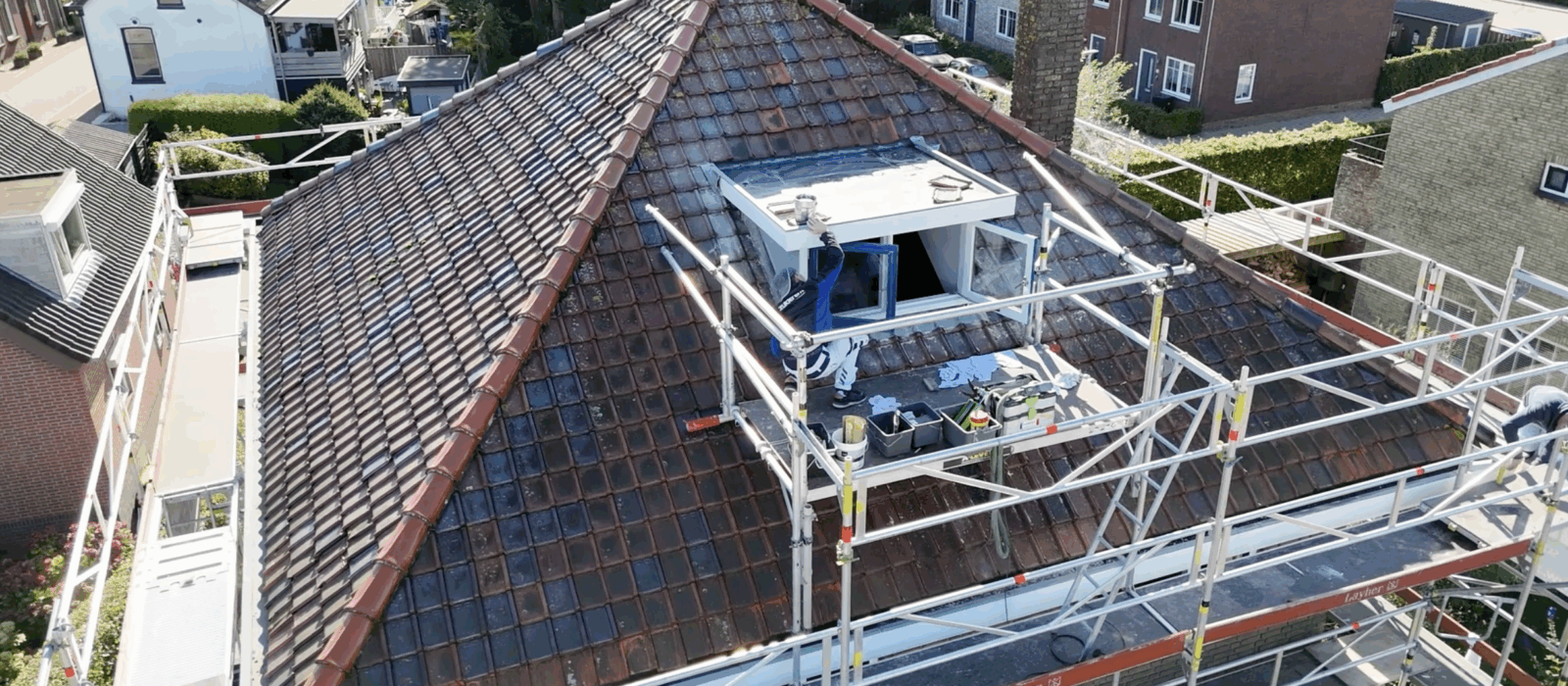 Zuiderent schilder voert werkzaamheden uit op locatie