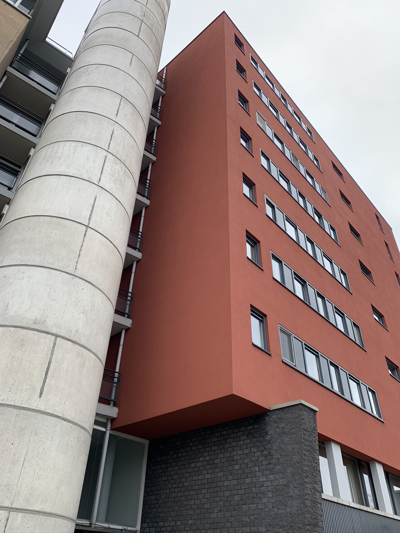 VvE Parktoren in Rotterdam buitenschilderwerk uitgevoerd door Zuiderent achteraanzicht gebouw.