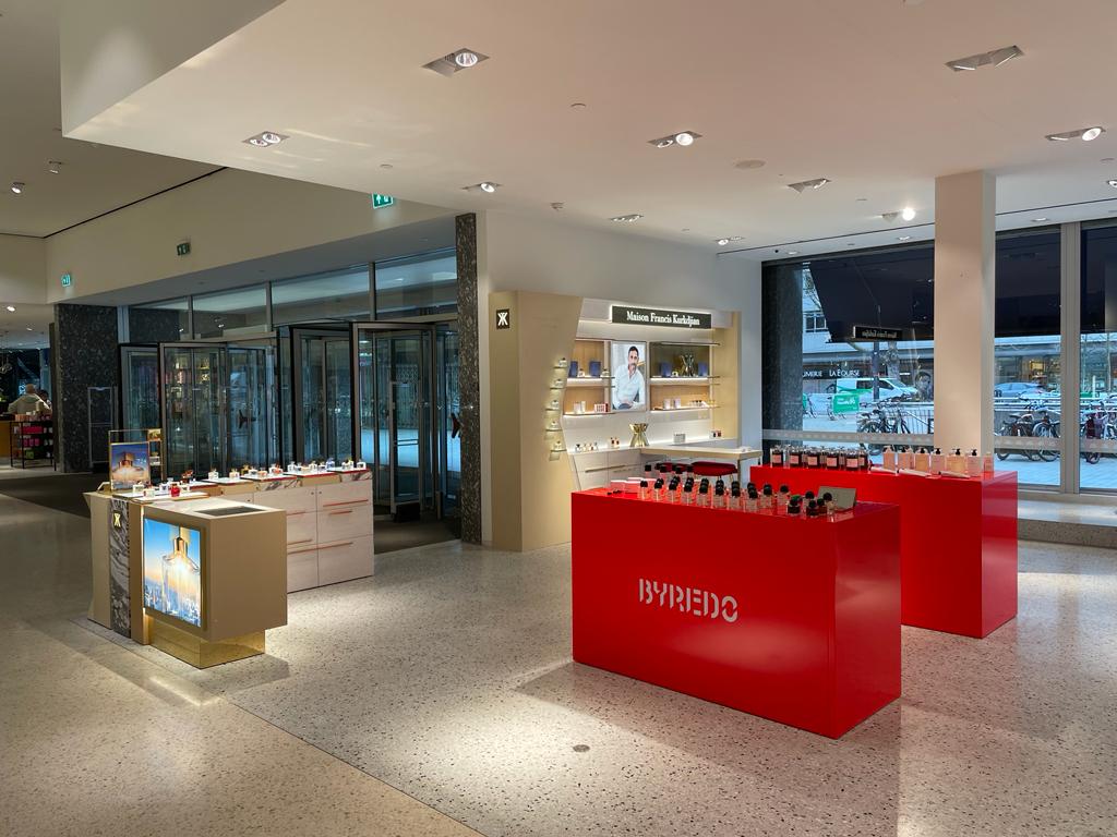 Binnenschilderwerk bij de Bijenkorf Rotterdam vlak bij ingang