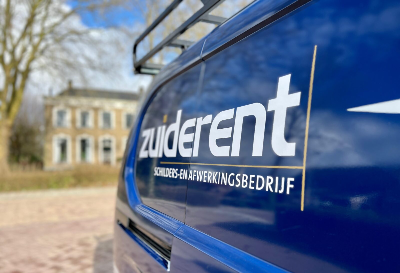 Close-up van het Zuiderent logo op de bedrijfswagen, symbool voor vakmanschap en hoogwaardige afwerking.