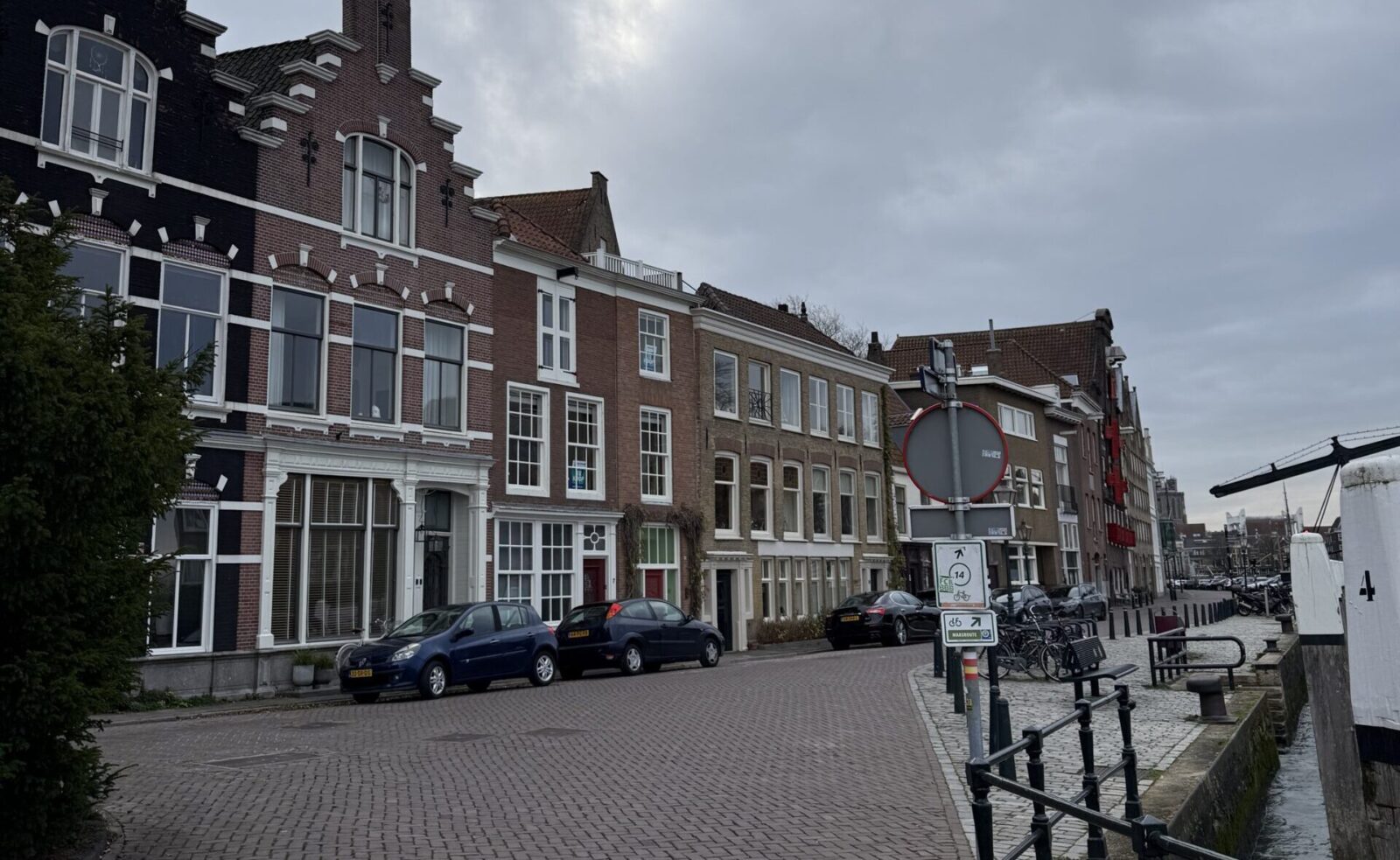 Panden aan de Kuipershaven in Dordrecht.