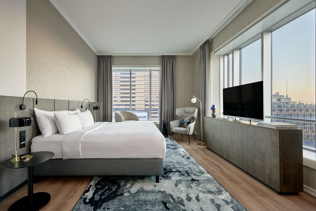 Slaapkamer voorzien van binnenschilderwerk in het Marriott Hotel in Rotterdam.